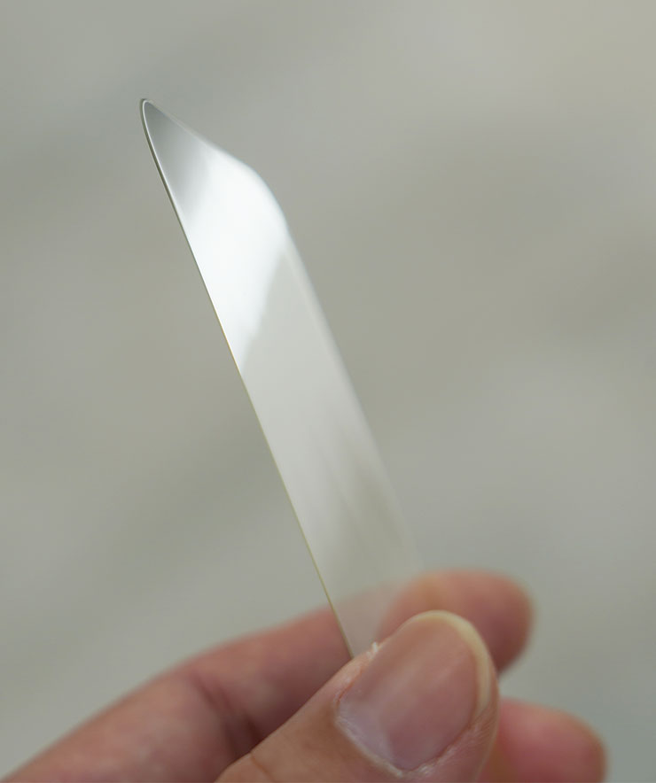 從側面可以看出 HAO 品牌果凍貼十分薄，在提供額外保護的同時，也不會影響操作的靈敏度。