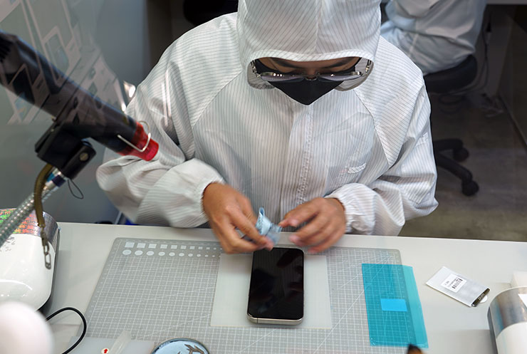 接下來，就交給無塵包膜室裡的師傅來幫忙施工囉！