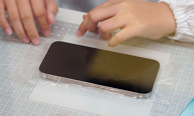 由於 HAO 品牌果凍貼安裝需要上果凍膠，因此施作前會需要先為機身加上膠膜保護，避免水膠流入機身的孔洞之中。