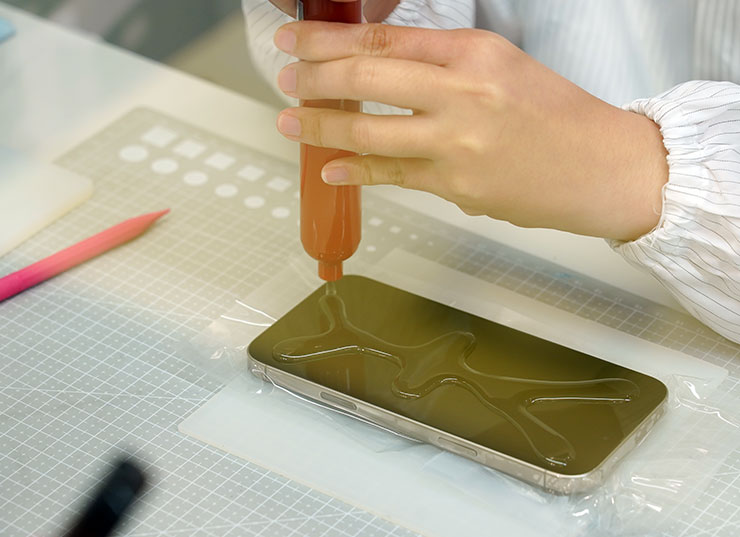 接下來在螢幕上擠上果凍膠，由於小豪包膜的水膠成份是自行研發的，因此用量會較其他品牌更多一些。