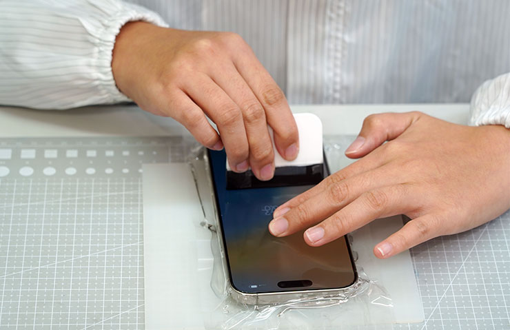 接下來師傅會再次確認保護貼中的氣泡完全排出。