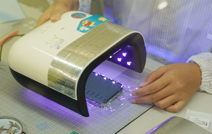 接下來將保護貼放到 UV 紫外光下照射，讓果凍膠固化。