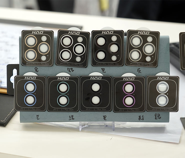 HAO 品牌的不鏽鋼鏡頭貼提供了非常多種不同的配色，可以自由搭配自己的 iPhone 顏色。