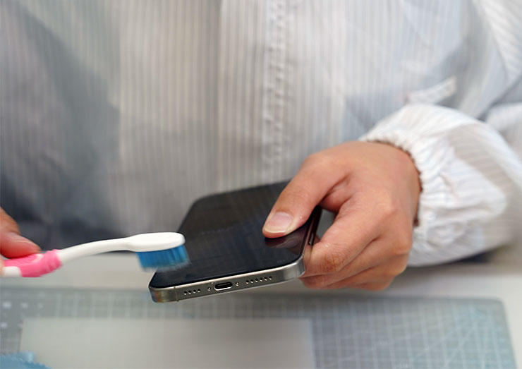 最終師傅會再對手機進行完整的清潔，保護貼就施作完成囉！