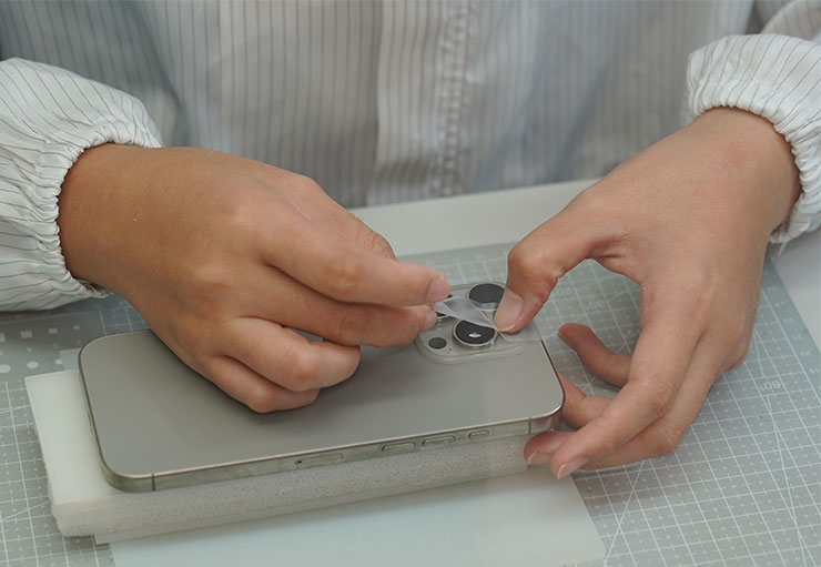 在安裝鏡頭貼前，會先進行鏡頭妥善的清潔。