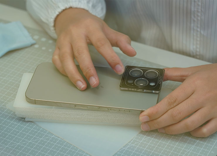 一體化的 HAO 品牌不鏽鋼鏡頭貼，可一次安裝 iPhone 16 Pro Max 的三顆鏡頭。