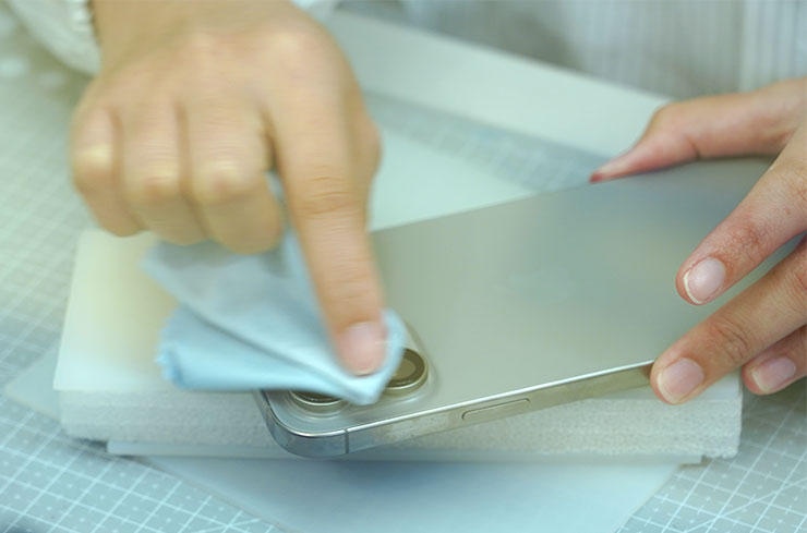 在完成鏡頭貼安裝後，師傅也會再進行詳細的清潔。