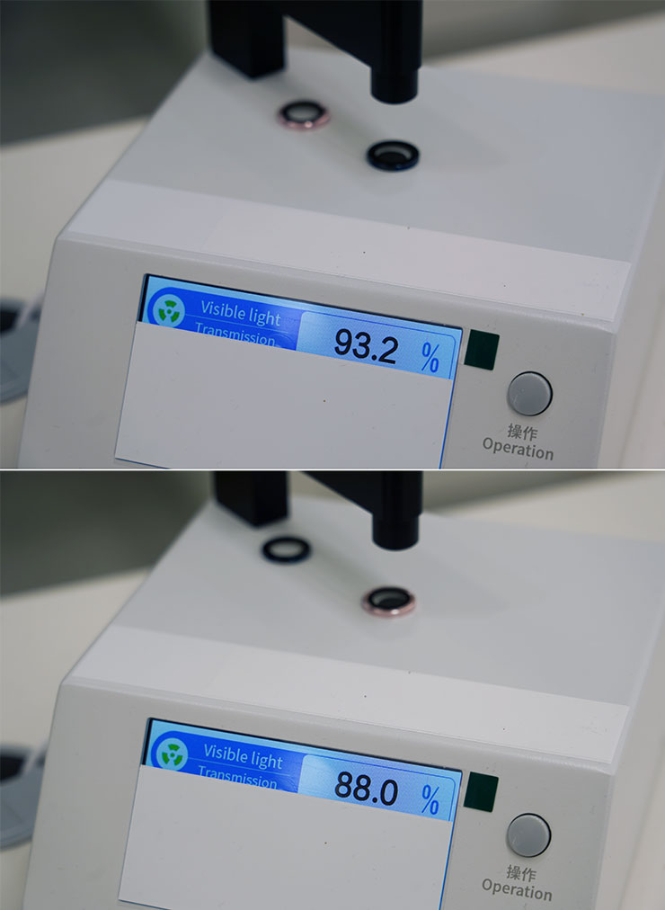 透過店內的光線測試儀，可以看到 HAO 品牌不鏽鋼鏡頭貼的鏡片透光率達 93.2%（圖上），幾乎不會影響手機相機的拍攝成相；相較一般市面上的其他品牌透光率不足 90%（圖下），可能會影響拍照的最終效果。