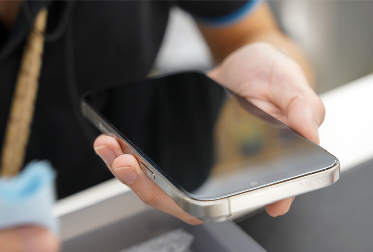在交機前，店員會再做最後的確認與手機清潔，將最完美的成品交到客戶手中。