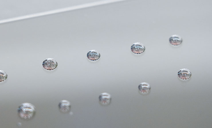 HAO 品牌果凍貼的表層同樣有完善的疏水疏油層，能夠更好的防止指紋、髒污，也更易於清理。