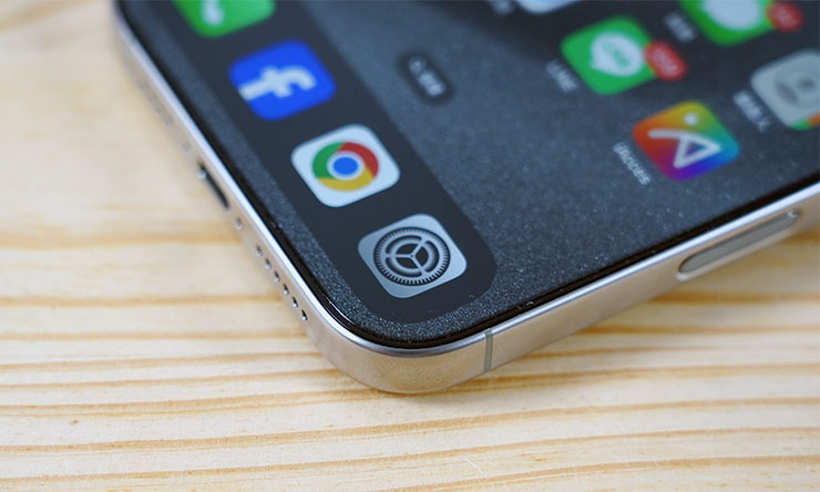 HAO 品牌果凍貼全透明滿版的設計，安裝在 iPhone 16 Pro Max 的螢幕上幾乎看不到任何痕跡，也能完美展現超窄邊框的優勢！