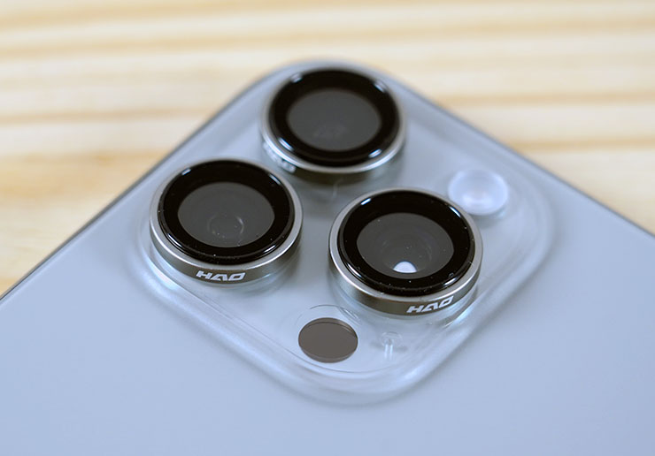 iPhone 16 Pro Max 的鏡頭搭配了 HAO 品牌的不鏽鋼鏡頭貼，也讓相機多了一層保護！