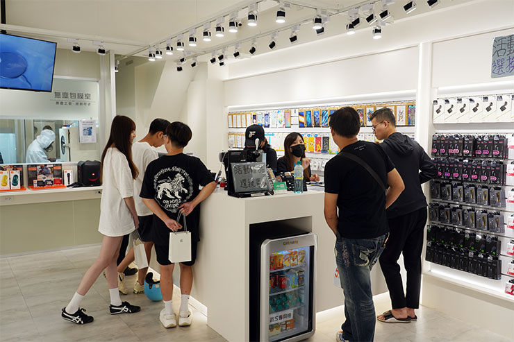 適逢 iPhone 16 系列全新上市，相言這幾天小豪包膜門市應該都會很忙吧！想要為自己的 iPhone 加上完整的防護，可得趁早哦！