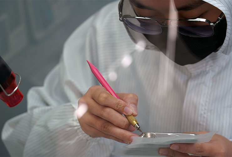 小豪包膜旗艦店近幾年標配的「無塵包膜室」讓螢幕保護貼、機身包膜的施作品質大幅提升，相信每一位顧客都能感受到服務的用心。