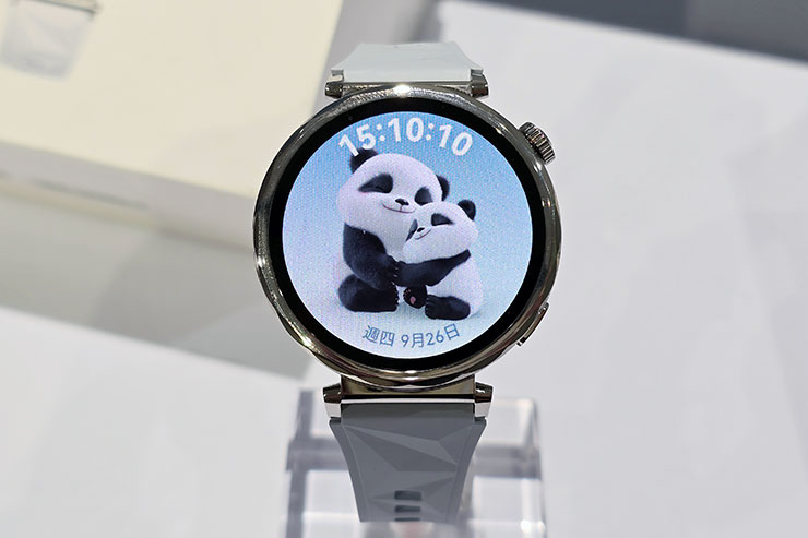HUAWEI 推出三大穿戴新品:HUAWEI WATCH GT 5 系列、WATCH Ultimate 全面升級引領時尚與科技! - 阿祥的網路筆記本 HUAWEI WATCH GT 5 41mm 冰晶藍,新推出的熊貓錶面,還能看到熊貓表情隨著你的心境變化而改變,伴你保持身心靈最佳狀態。