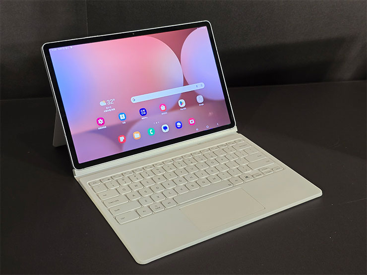 相較於過往的 Tab S9、Tab S8 系列，此次並沒有 10.1 吋螢幕的版本，上圖為 12.4 吋螢幕的 Galaxy Tab S10+