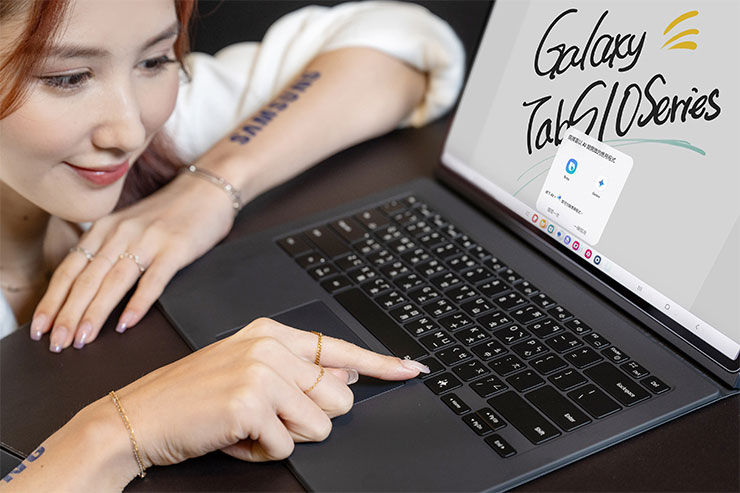 今年的鍵盤皮套上也加入了專屬的 AI 鍵，可一鍵啟動 Bixby 或 Gemini 助理