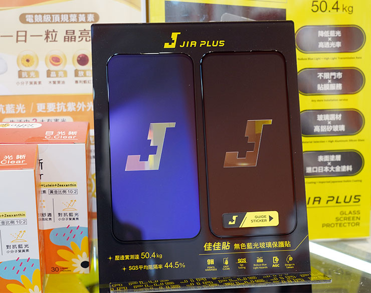 一般市面上常見的抗藍光保護貼，比較容易出現畫面色偏，甚至在光線直射之下，會泛出藍紫色或綠色的反光（圖左），而佳佳貼 JiaPlus（圖右）完全沒有這樣的問題。