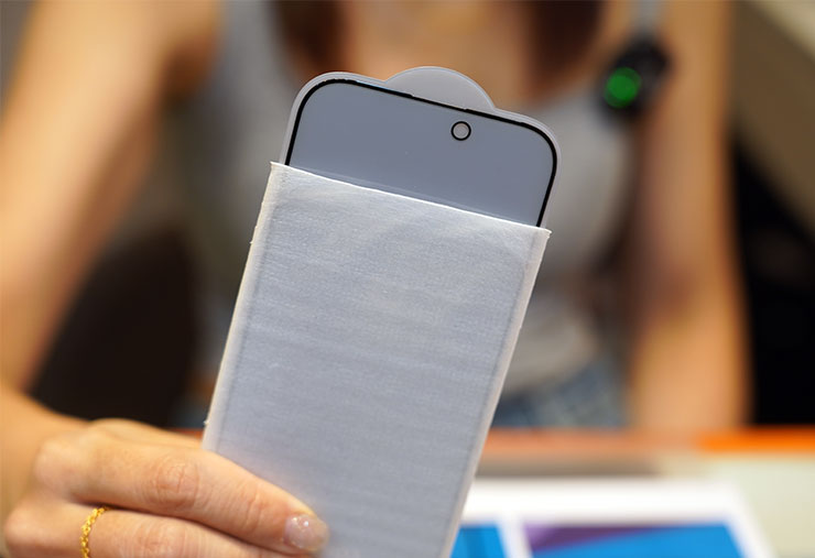 其他品牌的抗藍光玻璃保護貼除了明顯可以看到色偏，甚至還有刻意在前鏡頭處做挖孔處理的設計，為的就是不希望色偏影像到自拍的品質。