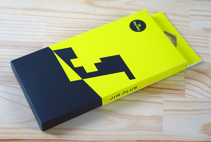 佳佳貼 JiaPlus 的外盒包裝，採用螢光黃與黑色的對比色配搭，可以說是十分大膽的設計，不僅視覺上更醒目，也展現出新品牌的活力！