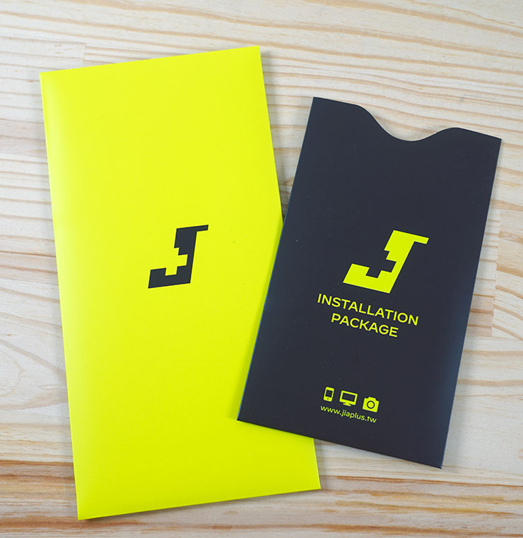 盒內物品一覽，左邊為玻璃保護貼，右邊為安裝保護貼必備的清潔組，都是採用紙質的簡約包裝，相對更為環保。