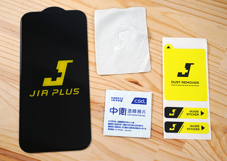 盒內物品一覽，包括黑色底板保護的玻璃保護貼本體、擦拭布、酒精棉片與除塵貼紙一組，這裡也可以發現到佳佳貼選用的是大廠「中衛」出品的酒精棉片，能更好地提高螢幕清潔效率，讓消費者也能輕鬆完成貼膜任務！
