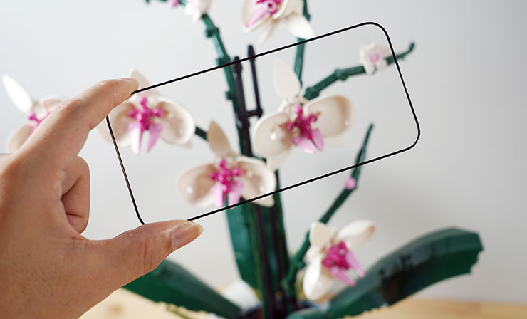 佳佳貼 JiaPlus 的無色藍光玻璃保護貼本體，可以直接透過玻璃清晰看見後面的東西，也能明顯沒有任何色偏的問題哦！