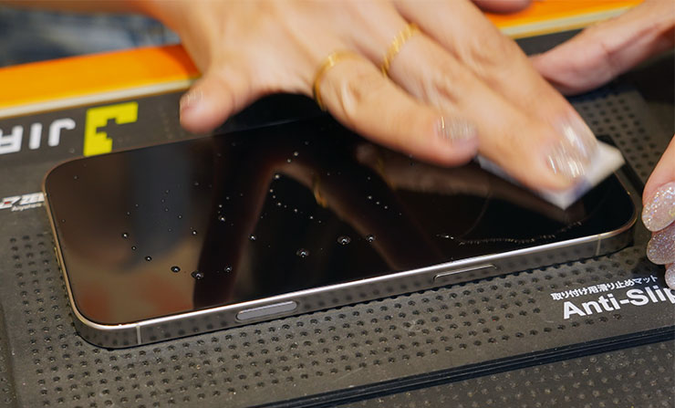 在安裝保護貼之前，先使用酒精棉片徹底清潔螢幕，去除油污、指紋。