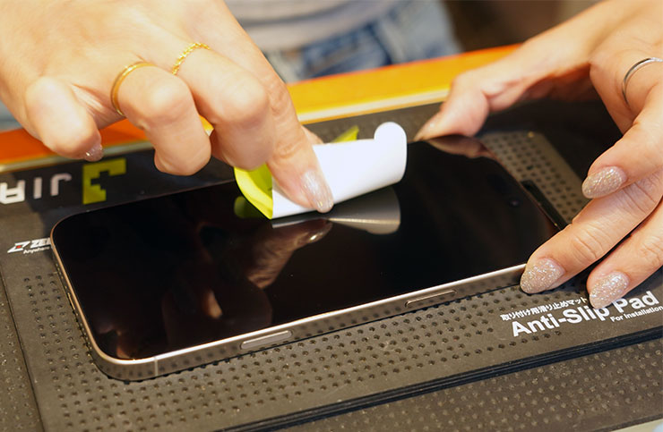 接下來使用除塵貼進行螢幕上灰塵、棉絮、毛髮的清除，這一步會是保護貼安裝是否會有氣泡的關鍵。