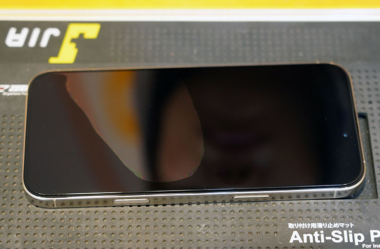 保護貼放下後，就會自動進行排氣，由於佳佳貼 JiaPlus 採用了日本新型藍光膠材，因此可以發現排氣的速度很快哦！