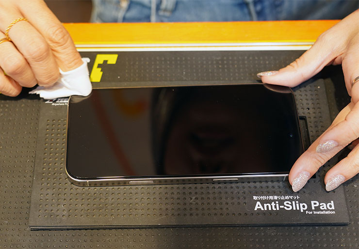 氣泡完全排出後，再針對玻璃貼進行清潔後即完成完裝囉！