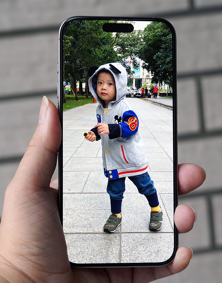 iPhone 16 Pro Max 貼上佳佳貼 JiaPlus 的無色藍光玻璃保護貼之後，當然要打開手機相簿來看看照片的畫質與色彩是否有受到影響，顯而易見的～佳佳貼 JiaPlus 的透光度極高且沒有色偏，基本上和貼上保護貼之前沒有任何區別！