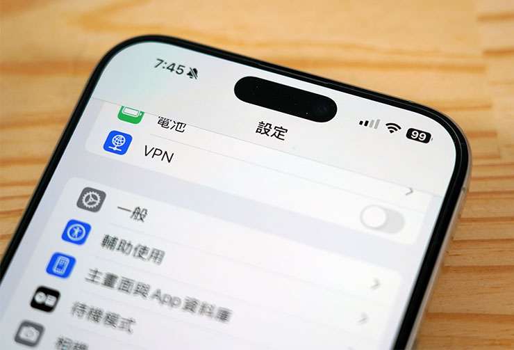 今年 iPhone 16 Pro Max 的邊框格外窄化，佳佳貼 JiaPlus 也做了相對應的尺寸設計，因此安裝後依舊能保持相同的視覺效果。