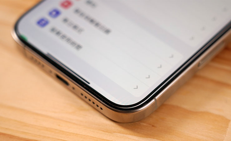 透過光線側面照射，才會發現到佳佳貼 JiaPlus 的邊框緊貼在原機邊框上，保留一定的退縮也能支援市面上的各類保護殼。