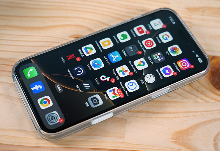 阿祥是購買蘋果原廠的 MagSafe 透明保護殼，安裝後佳佳貼 JiaPlus 完全不受影響，也不會有擠壓造成浮邊、冒氣泡的問題！