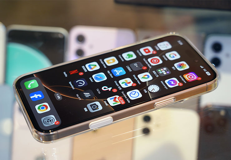 安裝上佳佳貼 JiaPlus 之後的 iPhone 16 Pro Max，螢幕色彩基本上與原機無異，契合螢幕大小的尺寸與預留邊緣退縮，也能在完整覆蓋螢幕的情況下，相容於市面上的保護殼，不會有壓邊的問題。