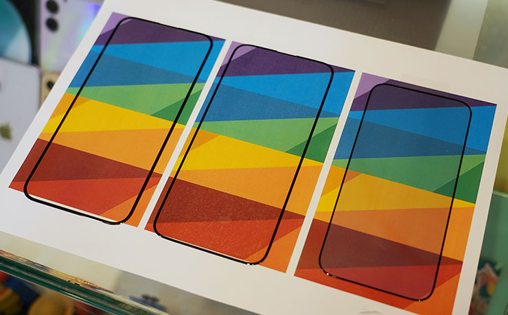 沒有比較沒有傷害！把市面上其他品牌的抗藍光玻璃保護貼排排站比較，可以發現到中間的佳佳貼 JiaPlus 透明度最好，襯底的色塊沒有任何色偏，而左邊的他牌抗藍光保護貼隱約可發現到略為偏黃，而右邊的另一個品牌抗藍光保護貼更是明顯變暗、色彩偏灰。