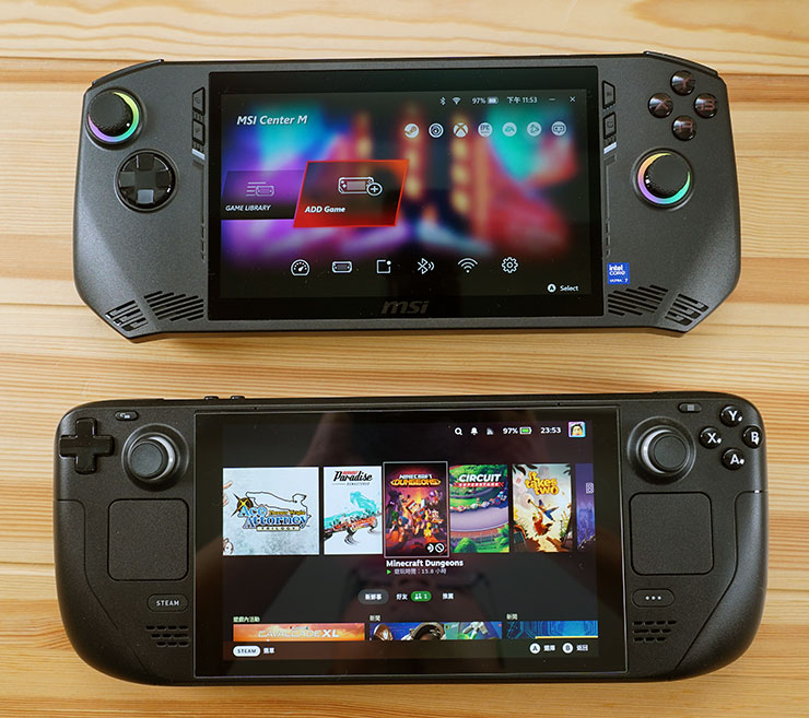 微星的 MSI Claw（圖上）是首款採用 Intel Core Ultra 處理器的遊戲掌機，相較於單純針對遊戲的 Steam Deck（圖下）擁有更多元的應用方式。