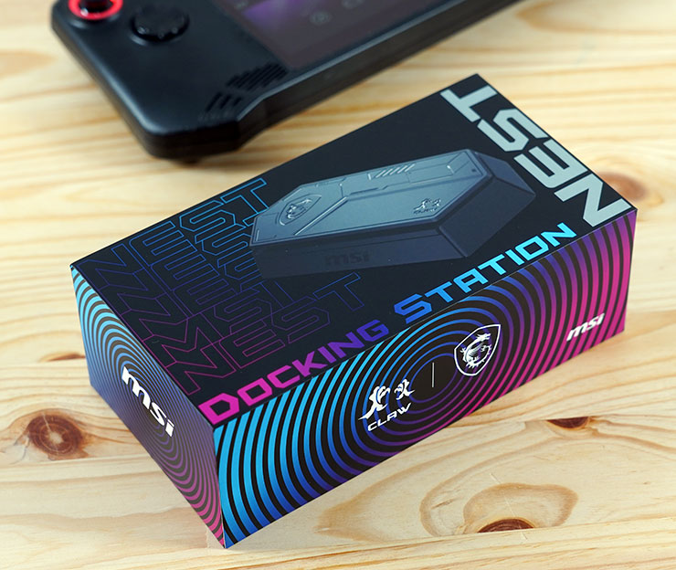 可以和 MSI Claw 完美搭配的「龍巢」－MSI Nest Docking Station 掌機專屬擴充底座，包裝盒的設計也走炫目的科幻風格。