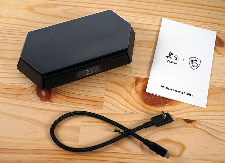 盒內物品一覽，包括 Nest Docking Station 本體、USB-C 傳輸短線與說明書一本，另外也別忘了在官網下單時選擇「同綑不加價」的 100W PD 充電來搭配，才能完整供視訊輸出與充電的功能。