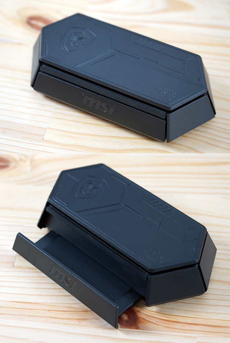 底座本身為狹長的六角型設計，前側設計了按下可彈出的掌機置放架。