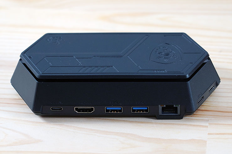 底座後側與右側設置了連結埠，後側左起為連結 MSI Claw 的 USB-C 埠、一組 HDMI 2.0 埠、兩組 USB-A 埠、一組 RJ-45 埠，以及右側兩組 USB-C 埠，其中一組為連結充電使用。