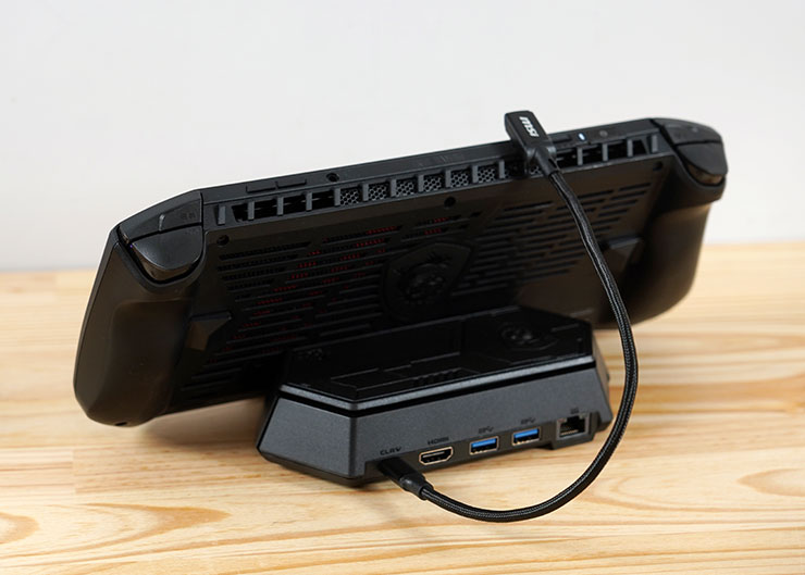 隨附的 USB-C 短線可連結 MSI Claw 與 Nest Docking Station，其中一側為 L 型接頭設計，在連結掌機時不會明顯突出，視覺上更為美觀。
