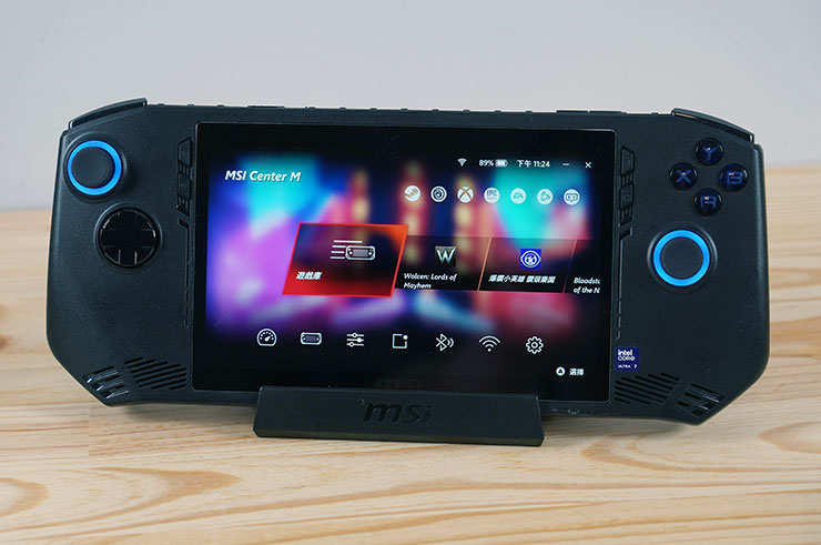 底座置放 MSI Claw 時正面樣子。