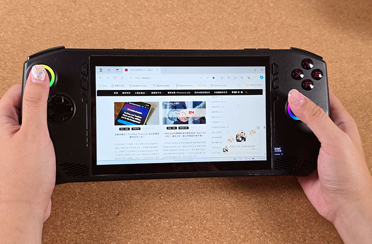 MSI Claw 的桌面模式，左側類比搖桿可以控制滑鼠游標，按鍵 A 為滑鼠左鍵，按鍵 B 為滑鼠右鍵，右側類比搖桿在程式內可作為捲動頁面上下使用，習慣之後就能順暢操作哦！