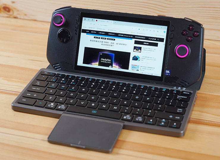 阿祥使用的這組 78 鍵無線藍牙鍵盤也整合了觸控板，可一次搞定滑鼠操控與文字輸入，同時也自帶摺疊式支架，可以直接把 MSI Claw 架立起來使用。