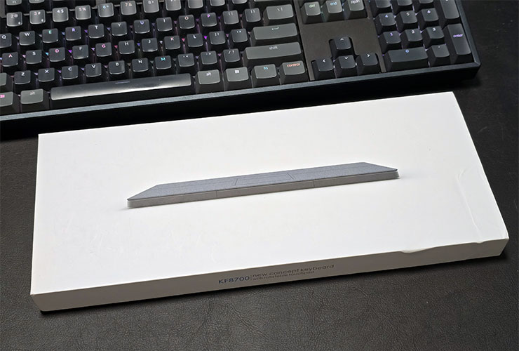 便攜藍牙鍵盤 KF8700 開箱:78 鍵功能完整,附帶隱藏式觸控板操控流暢、還有立架方便搭配手機、平板等行動裝置! - 阿祥的網路筆記本 KF8700 的外盒包裝設計簡單,白色盒身搭配正面的產品側面圖