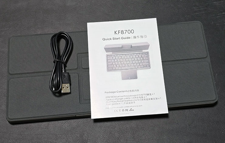 便攜藍牙鍵盤 KF8700 開箱:78 鍵功能完整,附帶隱藏式觸控板操控流暢、還有立架方便搭配手機、平板等行動裝置! - 阿祥的網路筆記本 盒內物品一覽:KF8700 本體 + 磁吸式的封面保護套,一條充電用的 USB-A to USB-C 規格的線