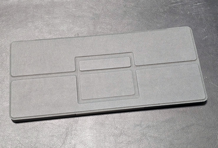 便攜藍牙鍵盤 KF8700 開箱:78 鍵功能完整,附帶隱藏式觸控板操控流暢、還有立架方便搭配手機、平板等行動裝置! - 阿祥的網路筆記本 KF8700 本體,保護套封面是可摺疊成為支架