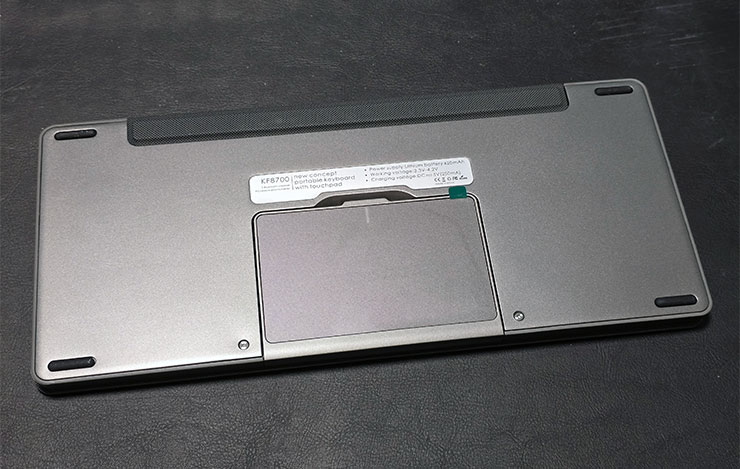便攜藍牙鍵盤 KF8700 開箱:78 鍵功能完整,附帶隱藏式觸控板操控流暢、還有立架方便搭配手機、平板等行動裝置! - 阿祥的網路筆記本 鍵盤底面可以看到隱藏其中的觸控板